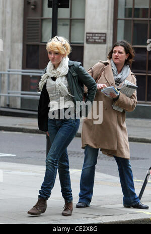 Dakota Blue Richards und ihre Mutter Mickey Richards außerhalb der BBC Radio One Studios London, England - 05.02.11 Stockfoto