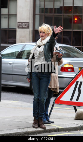 Dakota Blue Richards und ihre Mutter Mickey Richards außerhalb der BBC Radio One Studios London, England - 05.02.11 Stockfoto