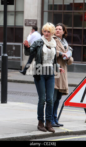 Dakota Blue Richards und ihre Mutter Mickey Richards außerhalb der BBC Radio One Studios London, England - 05.02.11 Stockfoto