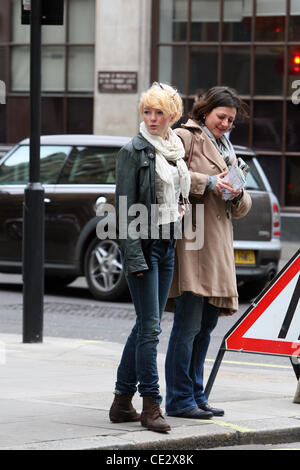 Dakota Blue Richards und ihre Mutter Mickey Richards außerhalb der BBC Radio One Studios London, England - 05.02.11 Stockfoto