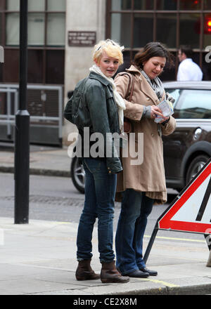 Dakota Blue Richards und ihre Mutter Mickey Richards außerhalb der BBC Radio One Studios London, England - 05.02.11 Stockfoto