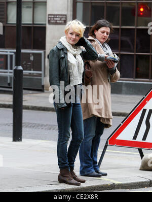 Dakota Blue Richards und ihre Mutter Mickey Richards außerhalb der BBC Radio One Studios London, England - 05.02.11 Stockfoto