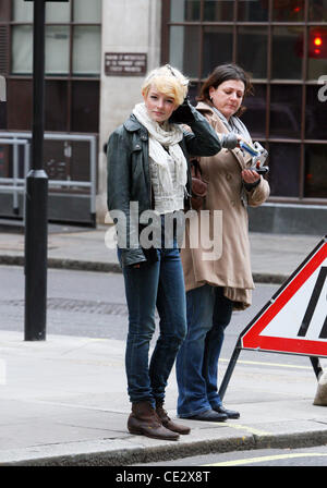 Dakota Blue Richards und ihre Mutter Mickey Richards außerhalb der BBC Radio One Studios London, England - 05.02.11 Stockfoto