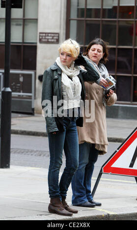 Dakota Blue Richards und ihre Mutter Mickey Richards außerhalb der BBC Radio One Studios London, England - 05.02.11 Stockfoto