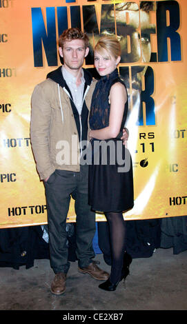 Alex Pettyfer und Dianna Agron Instore-"Ich bin Nummer vier" Unterzeichnung bei Hot Topic in der Westfield Mall Paramus, New Jersey - 04.02.11 Stockfoto