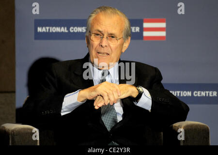 Verteidigungsminister Donald Rumsfeld 21. USA fördert sein Buch "bekannte und unbekannte: A Memoir" in die nationale Verfassung Center Philadelphia, Pennsylvania - 09.02.11 Stockfoto