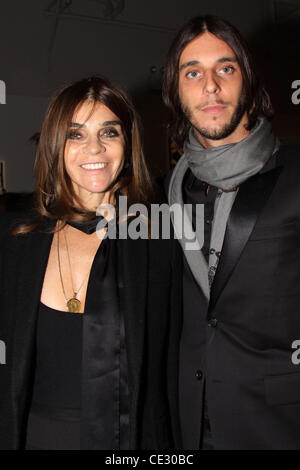 Carine Roitfeld und Vladimir Restoin Roitfeld Retna "Hallelujah World Tour" Kunstausstellung - Ankunft New York City, USA - 10.02.11 Stockfoto