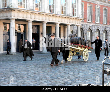 Atmosphäre-Cast und Crew-Mitglieder in Tracht am Set von der made-for-TV film "Neverland" Dublin Castle in Dublin - 06.10.10 Stockfoto