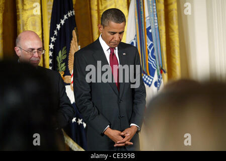 Phil Miller, der Vater des Armee-Personals Sergeant Robert J. Miller, erhält die Medal Of Honor für seinen Sohn von U.S. Präsident Barack Obama Medal Of Honor Zeremonie im East Room des weißen Hauses Washington DC, USA - 06.10.10 Stockfoto