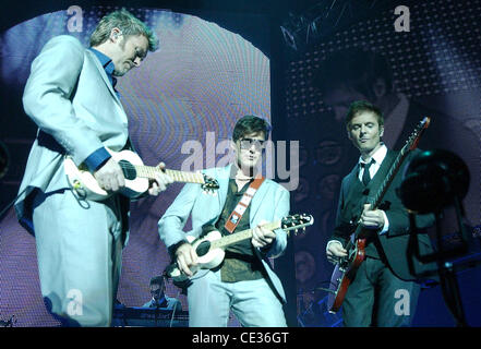 Morten Harket, Magne Furuholmen und Paul Waaktaar-Savoy der Gruppe führt A-HA live auf der Bühne im Rahmen ihrer Abschiedstour in der Heineken Music Hall.  Amsterdam, Holland - 10.10.10 Stockfoto