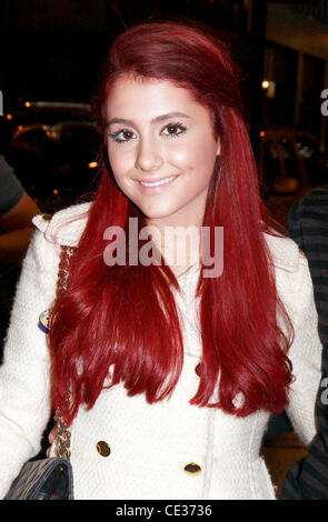 Ariana Grande und Graham Phillips, für einen Spaziergang am Broadway New York City, USA - 11.10.10 Stockfoto