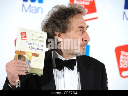 Howard Jacobson mit seinem Buch "The Finkler Question" des 2010 Booker Prize - Ankündigung des Gewinners statt in der Guildhall. London, England - 12.10.10 Stockfoto