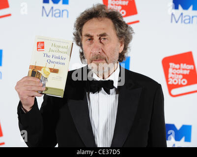 Howard Jacobson mit seinem Buch "The Finkler Question" des 2010 Booker Prize - Ankündigung des Gewinners statt in der Guildhall. London, England - 12.10.10 Stockfoto