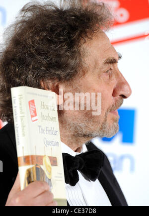 Howard Jacobson mit seinem Buch "The Finkler Question" des 2010 Booker Prize - Ankündigung des Gewinners statt in der Guildhall. London, England - 12.10.10 Stockfoto