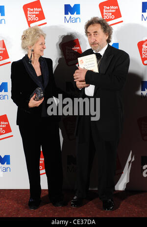 Howard Jacobson mit seinem Buch "The Finkler Question" des 2010 Booker Prize - Ankündigung des Gewinners statt in der Guildhall. London, England - 12.10.10 Stockfoto