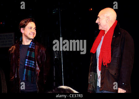 T.R. Knight und Patrick Stewart Öffnung Nacht der Broadway-Produktion von "Mamets A Life In the Theatre" Schoenfeld Theatre, Vorhang. New York City, USA - 12.10.10 Stockfoto