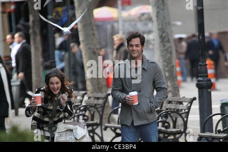 Leighton Meester und Penn Badgley werden durch eine Taube angegriffen während der Dreharbeiten vor Ort am Set von "Gossip Girl" New York City, USA - 22.10.10 Stockfoto