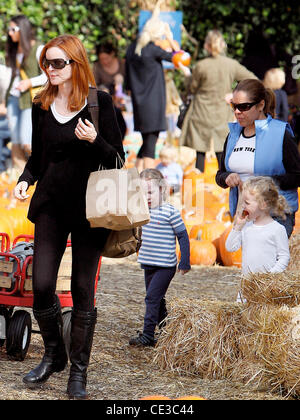 Marcia Cross, Savannah Mahoney und Eden Mahoney Marcia Cross nimmt ihre Zwillingstöchter, Herr Knochen Pumpkin Patch in West Hollywood Los Angeles, Kalifornien - 22.10.10 Stockfoto