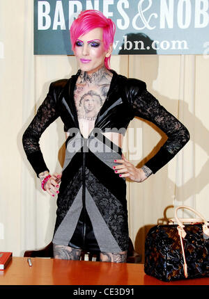 Jeffree Star Kat Von D Zeichen Exemplare ihres Buches "The Tattoo Chronicles" Barnes & Noble New York City, USA - 26.10.10 Stockfoto