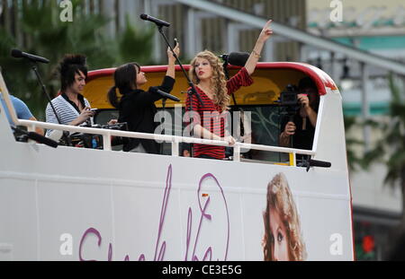 Taylor Swift Fans begrüßt und fördert ihr neues Album "Speak Now" auf einen Bus am Hollywood Boulevard Los Angeles, Kalifornien - 29.10.10 Stockfoto