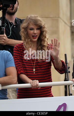 Taylor Swift Fans begrüßt und fördert ihr neues Album "Speak Now" auf einen Bus am Hollywood Boulevard Los Angeles, Kalifornien - 29.10.10 Stockfoto