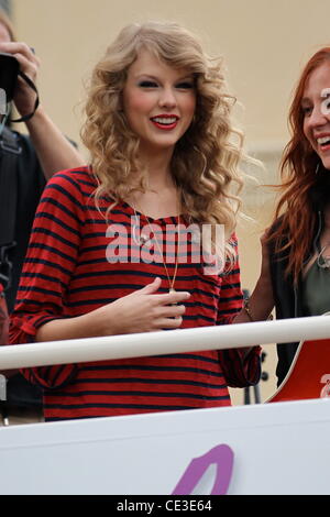 Taylor Swift Fans begrüßt und fördert ihr neues Album "Speak Now" auf einen Bus am Hollywood Boulevard Los Angeles, Kalifornien - 29.10.10 Stockfoto