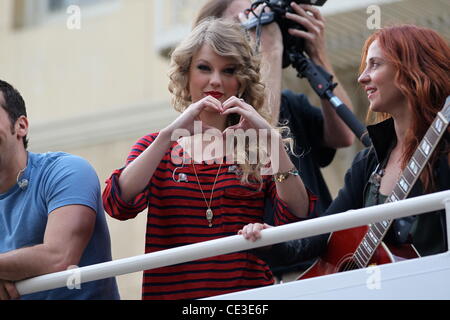 Taylor Swift Fans begrüßt und fördert ihr neues Album "Speak Now" auf einen Bus am Hollywood Boulevard Los Angeles, Kalifornien - 29.10.10 Stockfoto