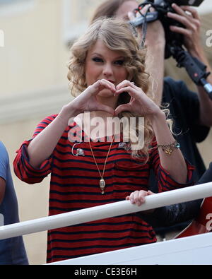 Taylor Swift Fans begrüßt und fördert ihr neues Album "Speak Now" auf einen Bus am Hollywood Boulevard Los Angeles, Kalifornien - 29.10.10 Stockfoto