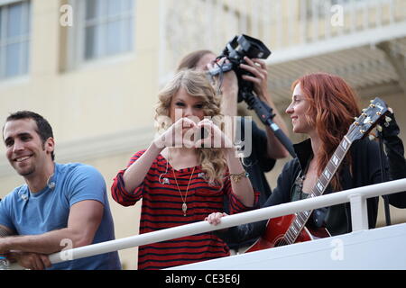 Taylor Swift Fans begrüßt und fördert ihr neues Album "Speak Now" auf einen Bus am Hollywood Boulevard Los Angeles, Kalifornien - 29.10.10 Stockfoto