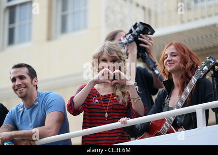 Taylor Swift Fans begrüßt und fördert ihr neues Album "Speak Now" auf einen Bus am Hollywood Boulevard Los Angeles, Kalifornien - 29.10.10 Stockfoto