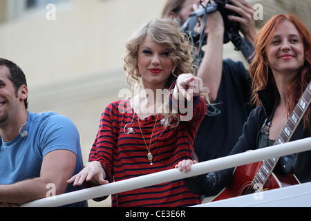 Taylor Swift Fans begrüßt und fördert ihr neues Album "Speak Now" auf einen Bus am Hollywood Boulevard Los Angeles, Kalifornien - 29.10.10 Stockfoto