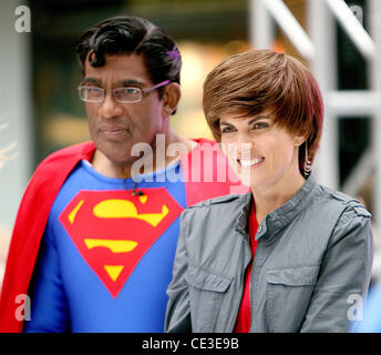 Al Roker als Superman, Natalie Morales als Justin Bieber NBCs "Today Show" feiert Halloween am Rockefeller Center New York City, USA - 29.10.10 Stockfoto