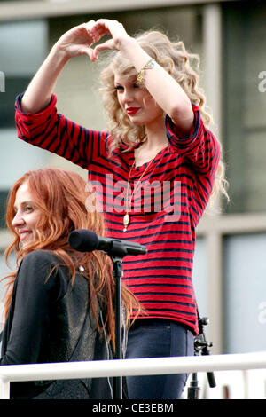 Taylor Swift Fans begrüßt und fördert ihr neues Album "Speak Now" auf einen Bus am Hollywood Boulevard Los Angeles, Kalifornien - 29.10.10 Stockfoto