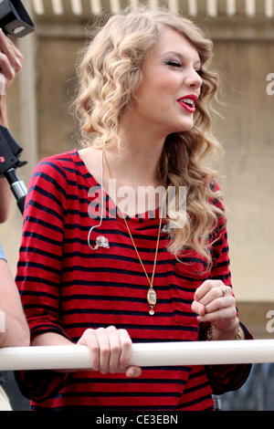 Taylor Swift Fans begrüßt und fördert ihr neues Album "Speak Now" auf einen Bus am Hollywood Boulevard Los Angeles, Kalifornien - 29.10.10 Stockfoto