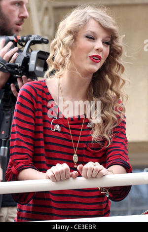 Taylor Swift Fans begrüßt und fördert ihr neues Album "Speak Now" auf einen Bus am Hollywood Boulevard Los Angeles, Kalifornien - 29.10.10 Stockfoto