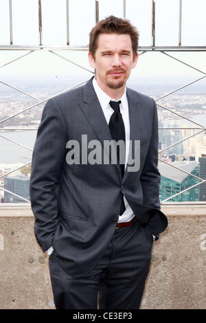 Ethan Hawke Ethan Hawke leuchtet das Empire State Building blau, die "Men in Blue" des Doe Fonds bereit, bereit zu feiern und in der Lage sein Programm New York City, USA - 28.10.10 Stockfoto