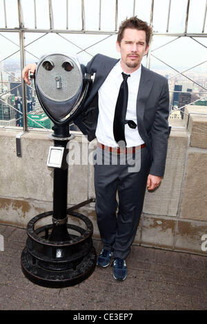 Ethan Hawke Ethan Hawke leuchtet das Empire State Building blau, die "Men in Blue" des Doe Fonds bereit, bereit zu feiern und in der Lage sein Programm New York City, USA - 28.10.10 Stockfoto