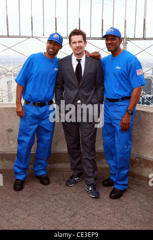 Abner Palmer, Ethan Hawke, David Booker Ethan Hawke leuchtet das Empire State Building blau, die "Men in Blue" des Doe Fonds bereit, bereit zu feiern und in der Lage sein Programm New York City, USA - 28.10.10 Stockfoto