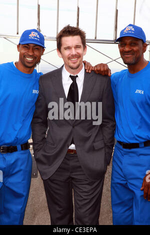 Abner Palmer, Ethan Hawke, David Booker Ethan Hawke leuchtet das Empire State Building blau, die "Men in Blue" des Doe Fonds bereit, bereit zu feiern und in der Lage sein Programm New York City, USA - 28.10.10 Stockfoto