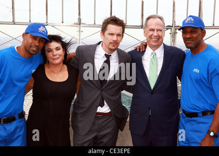 Abner Palmer, Harriet McDonald, Ethan Hawke, George McDonald, David Booker Ethan Hawke leuchtet das Empire State Building blau, die "Men in Blue" des Doe Fonds bereit, bereit zu feiern und in der Lage sein Programm New York City, USA - 28.10.10 Stockfoto