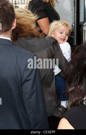 Ryan Shawhughes und Clementine Hawke Ethan Hawke leuchtet das Empire State Building blau, die "Men in Blue" des Doe Fonds bereit, bereit zu feiern und in der Lage sein Programm New York City, USA - 28.10.10 Stockfoto