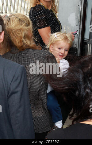 Ryan Shawhughes und Clementine Hawke Ethan Hawke leuchtet das Empire State Building blau, die "Men in Blue" des Doe Fonds bereit, bereit zu feiern und in der Lage sein Programm New York City, USA - 28.10.10 Stockfoto