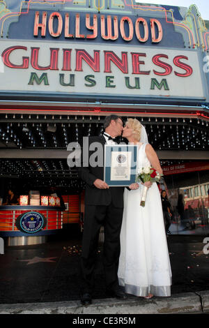 Weltweit höchste verheiratet paar Wayne Hallquist und Laurie Hallquist Teilnahme an einem Fototermin vor dem Hollywood Guinness Museum Los Angeles, Kalifornien - 18.11.10 Stockfoto