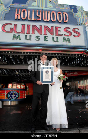 Weltweit höchste verheiratet paar Wayne Hallquist und Laurie Hallquist Teilnahme an einem Fototermin vor dem Hollywood Guinness Museum Los Angeles, Kalifornien - 18.11.10 Stockfoto