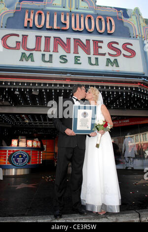 Weltweit höchste verheiratet paar Wayne Hallquist und Laurie Hallquist Teilnahme an einem Fototermin vor dem Hollywood Guinness Museum Los Angeles, Kalifornien - 18.11.10 Stockfoto