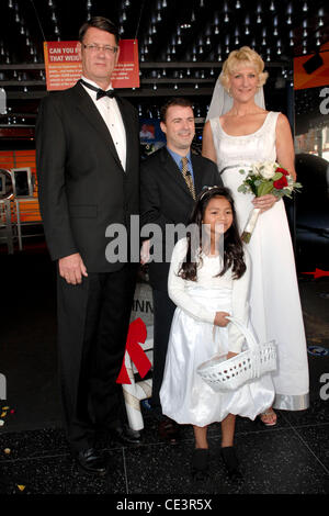 Wayne Hallquist, Stuart Claxton, Laurie Hallquist World höchste verheiratet paar Wayne Hallquist und Laurie Hallquist Teilnahme an einem Fototermin vor dem Hollywood Guinness Museum Los Angeles, Kalifornien - 18.11.10 Stockfoto