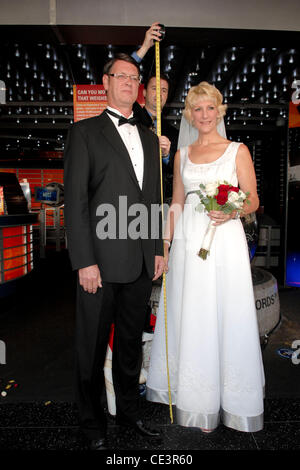 Wayne Hallquist, Stuart Claxton, Laurie Hallquist World höchste verheiratet paar Wayne Hallquist und Laurie Hallquist Teilnahme an einem Fototermin vor dem Hollywood Guinness Museum Los Angeles, Kalifornien - 18.11.10 Stockfoto