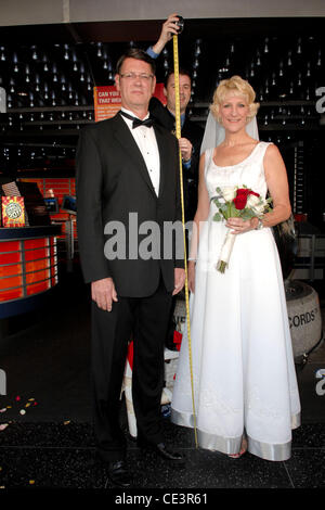 Wayne Hallquist, Stuart Claxton, Laurie Hallquist World höchste verheiratet paar Wayne Hallquist und Laurie Hallquist Teilnahme an einem Fototermin vor dem Hollywood Guinness Museum Los Angeles, Kalifornien - 18.11.10 Stockfoto