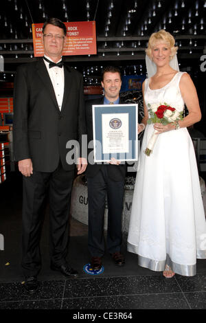 Wayne Hallquist, Stuart Claxton, Laurie Hallquist World höchste verheiratet paar Wayne Hallquist und Laurie Hallquist Teilnahme an einem Fototermin vor dem Hollywood Guinness Museum Los Angeles, Kalifornien - 18.11.10 Stockfoto