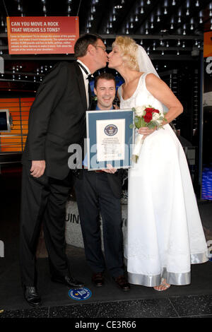 Wayne Hallquist, Stuart Claxton, Laurie Hallquist World höchste verheiratet paar Wayne Hallquist und Laurie Hallquist Teilnahme an einem Fototermin vor dem Hollywood Guinness Museum Los Angeles, Kalifornien - 18.11.10 Stockfoto